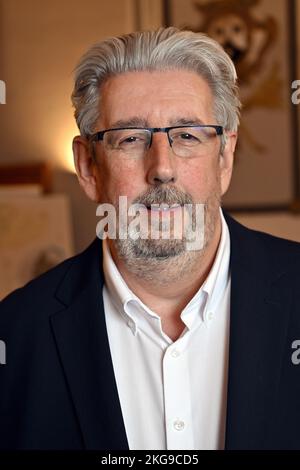 Der Ratsherrn Jean-Pol Hannon posiert für den Fotografen am Dienstag, den 22. November 2022, im Rathaus von Wavre. BELGA FOTO ERIC LALMAND Stockfoto