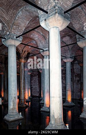 ISTANBUL, TÜRKEI - 11. APRIL 2011: Die Basilika Zisterne oder Zisterna Basilika, ist die größte von mehreren hundert alten Zisternen, die unter der liegen Stockfoto