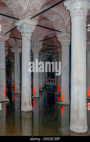 ISTANBUL, TÜRKEI - 11. APRIL 2011: Die Basilika Zisterne oder Zisterna Basilika, ist die größte von mehreren hundert alten Zisternen, die unter der liegen Stockfoto