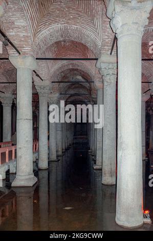 ISTANBUL, TÜRKEI - 11. APRIL 2011: Die Basilika Zisterne oder Zisterna Basilika, ist die größte von mehreren hundert alten Zisternen, die unter der liegen Stockfoto