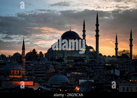 ISTANBUL, TÜRKEI - 11. APRIL 2011: Die Suleymaniye-Moschee bei Sonnenuntergang. Stockfoto