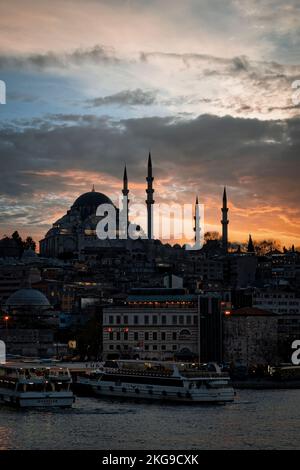 ISTANBUL, TÜRKEI - 11. APRIL 2011: Die Suleymaniye-Moschee bei Sonnenuntergang. Stockfoto