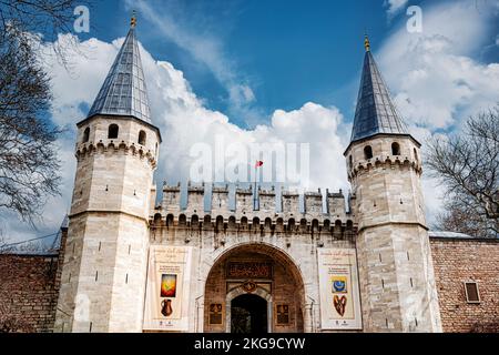 ISTANBUL, TÜRKEI - 11. APRIL 2011: Teil des Tors, das zum beeindruckenden Topkapi-Palast führt. Stockfoto