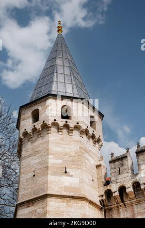 ISTANBUL, TÜRKEI - 11. APRIL 2011: Teil des Tors, das zum beeindruckenden Topkapi-Palast führt. Stockfoto