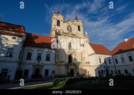 Rajhrad, Tschechische Republik - 22. Mai 2022: Benediktinerkloster und Kirche St. Peter und Paul in Rajhrad, Tschechische Republik. Stockfoto