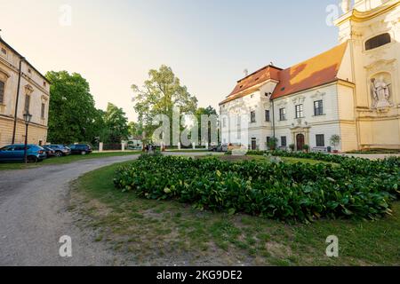 Rajhrad, Tschechische Republik - 22. Mai 2022: Benediktinerkloster und Kirche St. Peter und Paul in Rajhrad, Tschechische Republik. Stockfoto