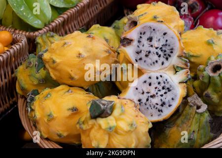 Drachenfrucht ist eine tropische Frucht, die auf einem Marktstand verkauft wird. Es enthält wichtige Nährstoffe, präbiotische Fasern und nützliche Pflanzenverbindungen Stockfoto