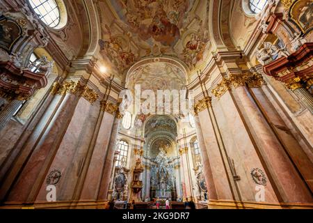 Rajhrad, Tschechische Republik - 22. Mai 2022: Benediktinerkirche St. Peter und Paul Interieur in Rajhrad, Tschechische Republik. Stockfoto