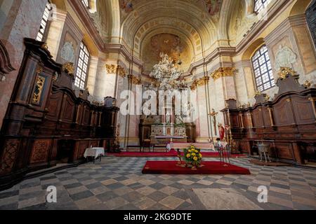 Rajhrad, Tschechische Republik - 22. Mai 2022: Benediktinerkirche St. Peter und Paul Interieur in Rajhrad, Tschechische Republik. Stockfoto