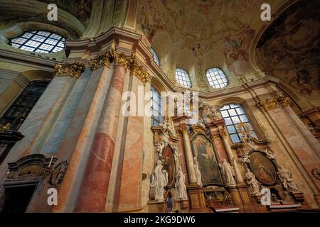 Rajhrad, Tschechische Republik - 22. Mai 2022: Benediktinerkirche St. Peter und Paul Interieur in Rajhrad, Tschechische Republik. Stockfoto