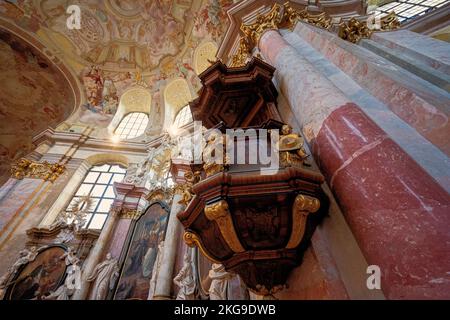 Rajhrad, Tschechische Republik - 22. Mai 2022: Benediktinerkirche St. Peter und Paul Interieur in Rajhrad, Tschechische Republik. Stockfoto