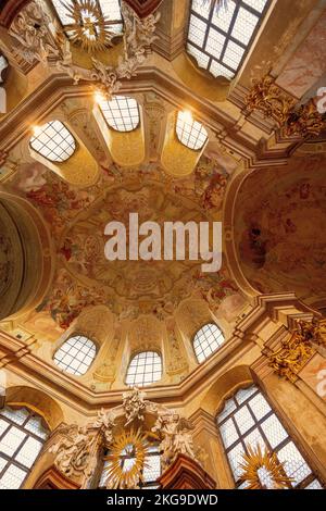 Rajhrad, Tschechische Republik - 22. Mai 2022: Benediktinerkirche St. Peter und Paul Interieur in Rajhrad, Tschechische Republik. Stockfoto