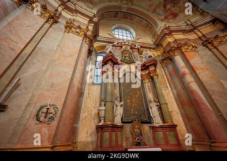 Rajhrad, Tschechische Republik - 22. Mai 2022: Benediktinerkirche St. Peter und Paul Interieur in Rajhrad, Tschechische Republik. Stockfoto