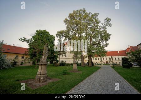 Rajhrad, Tschechische Republik - 22. Mai 2022: Benediktinerkloster und Kirche St. Peter und Paul in Rajhrad, Tschechische Republik. Stockfoto