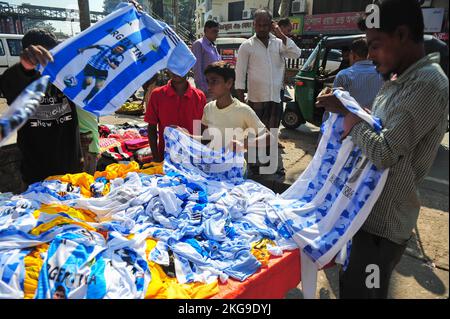 Sylhet, Bangladesch. 22.. November 2022. Fans kaufen Trikot und Flaggen ihrer Lieblings-Fußballmannschaft auf dem Außenmarkt während der FIFA-Weltmeisterschaft 2022, dem heutigen Spiel zwischen Argentinien und Saudi-Arabien . In diesem Jahr wird die FIFA Fußball-Weltmeisterschaft von Katar ausgerichtet. Am 22. November 2022 in Sylhet, Bangladesch (Bild: © MD Rafayat Haque Khan/eyepix via ZUMA Press Wire) Stockfoto