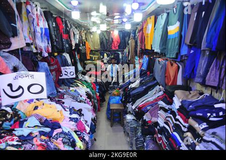 Sylhet, Bangladesch. 22.. November 2022. Fans kaufen Trikot und Flaggen ihrer Lieblings-Fußballmannschaft auf dem Außenmarkt während der FIFA-Weltmeisterschaft 2022, dem heutigen Spiel zwischen Argentinien und Saudi-Arabien . In diesem Jahr wird die FIFA Fußball-Weltmeisterschaft von Katar ausgerichtet. Am 22. November 2022 in Sylhet, Bangladesch (Bild: © MD Rafayat Haque Khan/eyepix via ZUMA Press Wire) Stockfoto