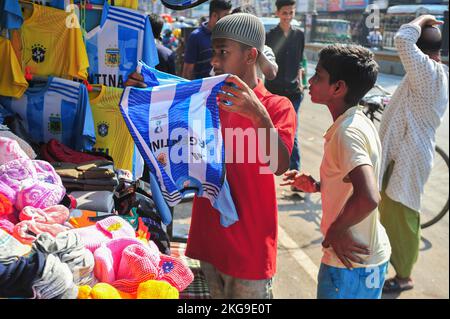 Sylhet, Bangladesch. 22.. November 2022. Fans kaufen Trikot und Flaggen ihrer Lieblings-Fußballmannschaft auf dem Außenmarkt während der FIFA-Weltmeisterschaft 2022, dem heutigen Spiel zwischen Argentinien und Saudi-Arabien . In diesem Jahr wird die FIFA Fußball-Weltmeisterschaft von Katar ausgerichtet. Am 22. November 2022 in Sylhet, Bangladesch (Bild: © MD Rafayat Haque Khan/eyepix via ZUMA Press Wire) Stockfoto