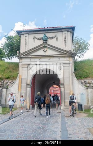 Kopenhagen, Dänemark - 26. Juli 2022: Nordtor der Zitadelle Kastellet. Eingangstor zur sternförmigen Militärfestung Kastellet aus dem 17.. Jahrhundert. Stockfoto
