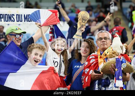 Al Wakrah, Katar. 22.. November 2022. Die Fans jubeln vor dem Spiel der Gruppe D zwischen Frankreich und Australien zur FIFA-Weltmeisterschaft 2022 im Al Janoub-Stadion in Al Wakrah, Katar, am 22. November 2022 an. Quelle: Lan Hongguang/Xinhua/Alamy Live News Stockfoto