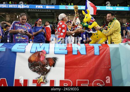 Al Wakrah, Katar. 22.. November 2022. Die Fans jubeln vor dem Spiel der Gruppe D zwischen Frankreich und Australien zur FIFA-Weltmeisterschaft 2022 im Al Janoub-Stadion in Al Wakrah, Katar, am 22. November 2022 an. Quelle: Lan Hongguang/Xinhua/Alamy Live News Stockfoto