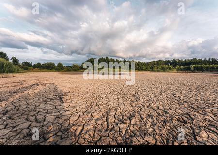Die trockenen Risse und Wasserknappheit auf dem Feld- Konzept der globalen Erwärmung Stockfoto