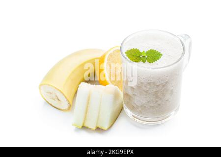 Frische Bio-Melone und Banane Smoothie in Glasbecher isoliert auf weiß Stockfoto