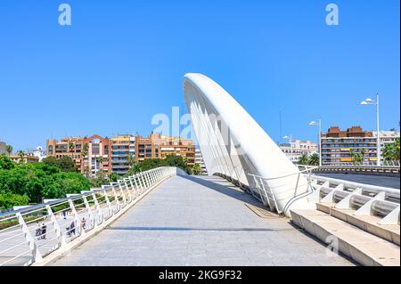 Alameda-Brücke und U-Bahn-Station, Valencia, Spanien, 2022 Stockfoto