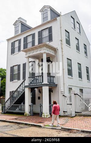 Virginia Portsmouth Kolonialgeschichte historisches Olde Towne North Street,Hill House 1825 English Basement Haus, Stockfoto