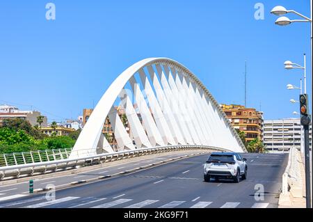 Alameda-Brücke und U-Bahn-Station, Valencia, Spanien, 2022 Stockfoto