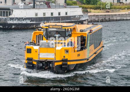 Kopenhagen, Dänemark - 26. Juli 2022: Gelber Hafenbus in Kopenhagen. Stockfoto