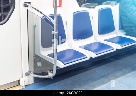 Freie freie freie Sitzplätze im öffentlichen Personenverkehr, innen. Stockfoto