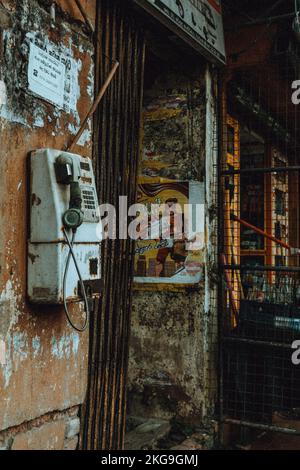 Ein altes Telefon hing an einer alten Gebäudewand in Weligama, Sri Lanka Stockfoto