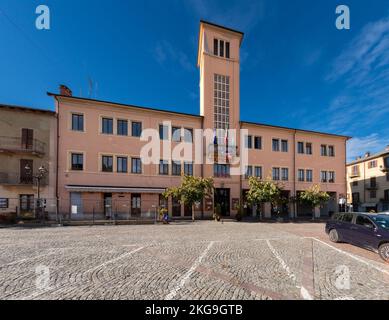 Boves, Cuneo, Italien - 22. November 2022: Rathausgebäude mit Turm auf der piazza Italia Stockfoto