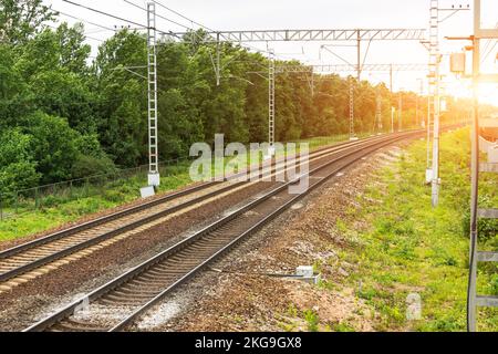 Elektrische leere Eisenbahn mit zwei Wegen. Ansicht der Abbiegung. Stockfoto