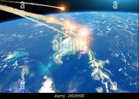 Meteorit fällt aus dem All über der Insel Kuba, Explosion in der Atmosphäre. Elemente dieses Bildes, bereitgestellt von der NASA. Stockfoto