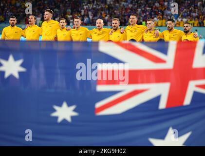 Al Wakrah, Katar. 22.. November 2022. Fußball: WM, Frankreich - Australien, Vorrunde, Gruppe D, Matchday 1, Al-Janoub Stadium, die Spieler des Australiers, die elf starten, stehen vor dem Start des Spiels hinter ihrer Flagge. Quelle: Tom Weller/dpa/Alamy Live News Stockfoto