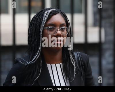 Downing Street, London, Großbritannien. 22.. November 2022. Kemi Badenoch, Staatssekretär für internationalen Handel, verlässt das Land nach der Kabinettssitzung in der Downing Street Nr. 10. Quelle: Uwe Deffner/Alamy Live News Stockfoto