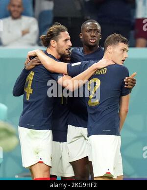 Der französische Adrien Rabiot (links) feiert das erste Tor seiner Mannschaft mit den Teamkollegen Ibrahima Konate und Benjamin Pavard während des Spiels der FIFA-Weltmeisterschaft der Gruppe D im Al Janoub Stadium, Al Wakrah. Bilddatum: Dienstag, 22. November 2022. Stockfoto