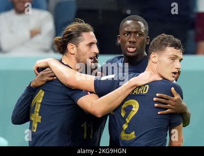 Der französische Adrien Rabiot (links) feiert das erste Tor seiner Mannschaft mit den Teamkollegen Ibrahima Konate und Benjamin Pavard während des Spiels der FIFA-Weltmeisterschaft der Gruppe D im Al Janoub Stadium, Al Wakrah. Bilddatum: Dienstag, 22. November 2022. Stockfoto