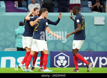 Der französische Adrien Rabiot (links) feiert das erste Tor seiner Mannschaft mit den Teamkollegen Ibrahima Konate und Benjamin Pavard während des Spiels der FIFA-Weltmeisterschaft der Gruppe D im Al Janoub Stadium, Al Wakrah. Bilddatum: Dienstag, 22. November 2022. Stockfoto