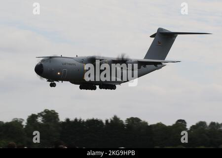 54+29, ein Airbus A400M Atlas der Lufttransportgeschwader 62 (LTG 62) der deutschen Luftwaffe bei der Ankunft in RAF Fairford für das Royal International Air Tattoo 2022. Stockfoto