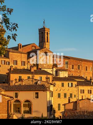 Chutch-Turm von Convento di San Francesco und Stadthäuser im frühen Morgenlicht, Montepulciano, Toskana, Italien Stockfoto