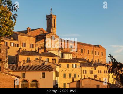 Chutch-Turm von Convento di San Francesco und Stadthäuser im frühen Morgenlicht, Montepulciano, Toskana, Italien Stockfoto