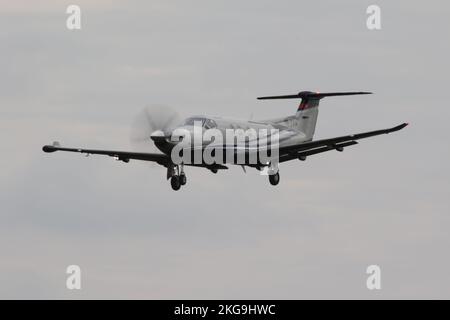 HB-FXA, ein Pilatus PC-12NGX von der Pilatus Flugzeugwerke AG, der zur Royal International Air Tattoo 2022 in RAF Fairford eintraf. Stockfoto