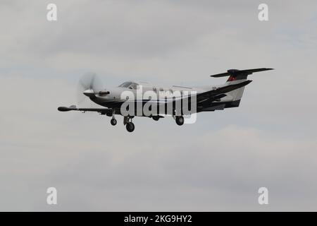 HB-FXA, ein Pilatus PC-12NGX von der Pilatus Flugzeugwerke AG, der zur Royal International Air Tattoo 2022 in RAF Fairford eintraf. Stockfoto