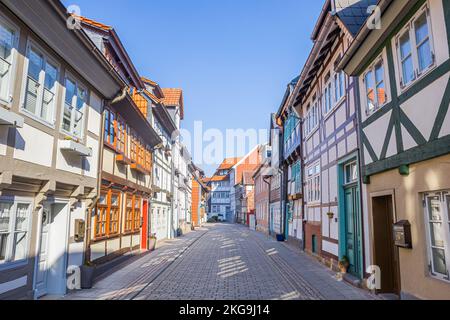 Kopfsteinpflasterstraße mit Fachwerkhäusern in Wolfenbüttel, Deutschland Stockfoto