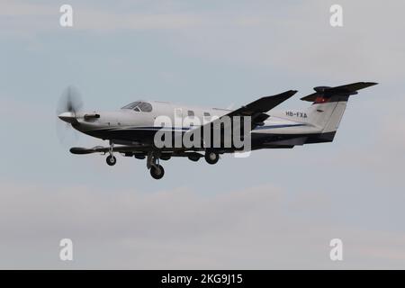 HB-FXA, ein Pilatus PC-12NGX von der Pilatus Flugzeugwerke AG, der zur Royal International Air Tattoo 2022 in RAF Fairford eintraf. Stockfoto