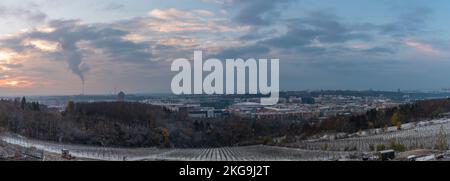 Blick von Prosek Teil der Hauptstadt Prag in Sonnenaufgang Winter blau Morgen Stockfoto