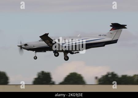 HB-FXA, ein Pilatus PC-12NGX von der Pilatus Flugzeugwerke AG, der zur Royal International Air Tattoo 2022 in RAF Fairford eintraf. Stockfoto