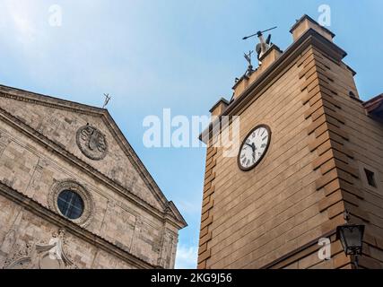 Kirche Sant'Agostino und Turm Torre di Pulcinella, Montepulciano, Toskana, Italien Stockfoto